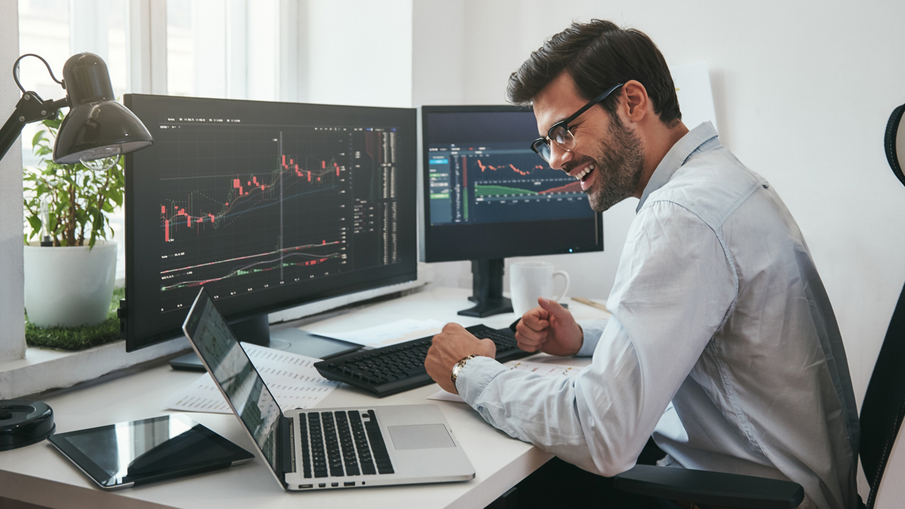 Аналитик, работающий с данными опционов на компьютере