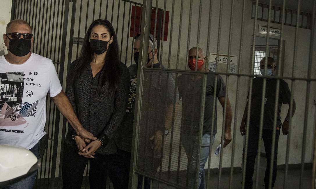 Monique Medeiros sendo conduzida por policiais penais ao ser presa em abril de 2021