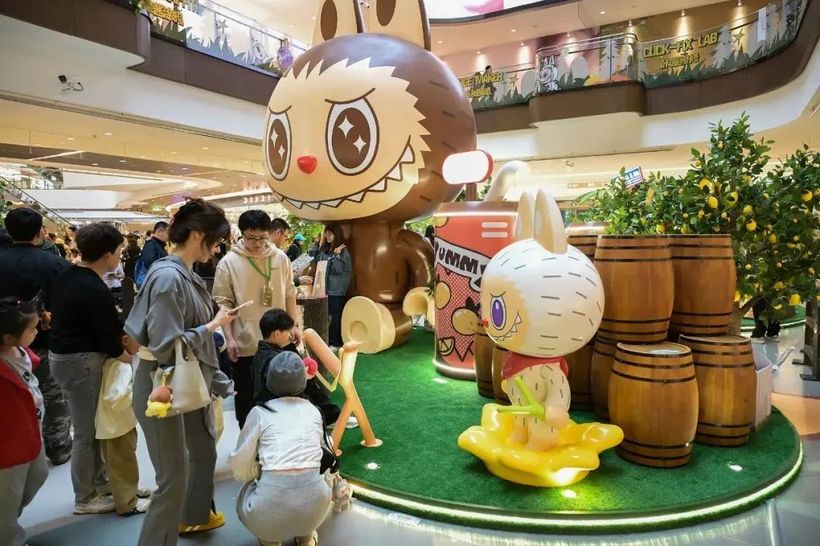 Labubu粉丝社群成员在泡泡玛特门店进行玩偶改装和展示活动