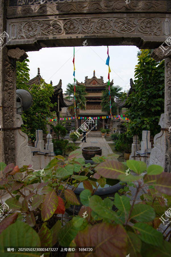 村口石雕牌坊