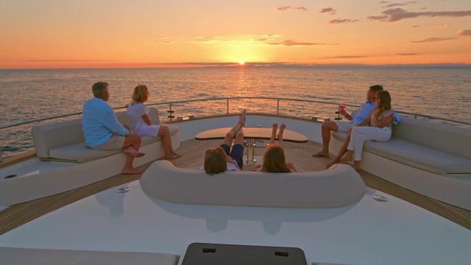 游艇甲板日落聚会