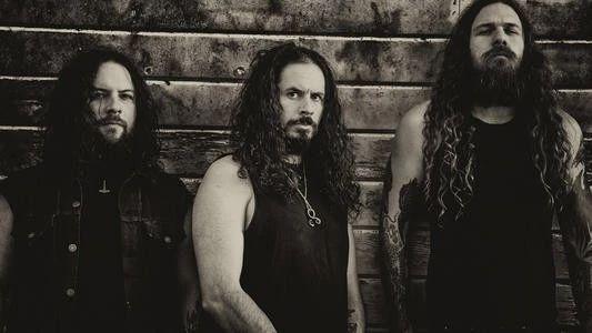 黑金属乐队成员化着传统尸脸妆容的特写