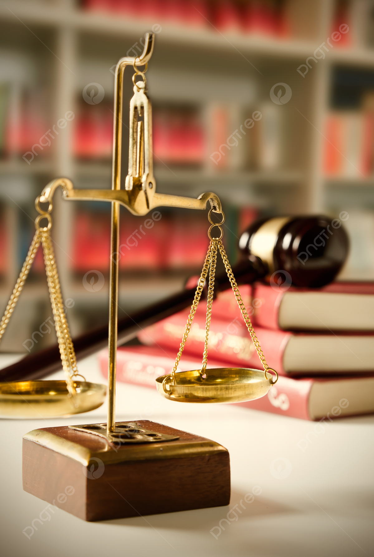 Balança da justiça sobre livros de direito