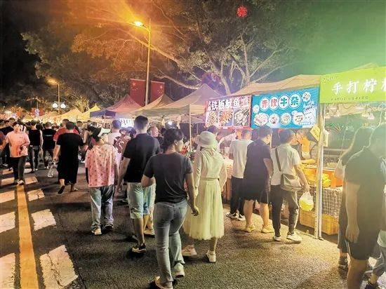 二三线城市夜市热闹场景