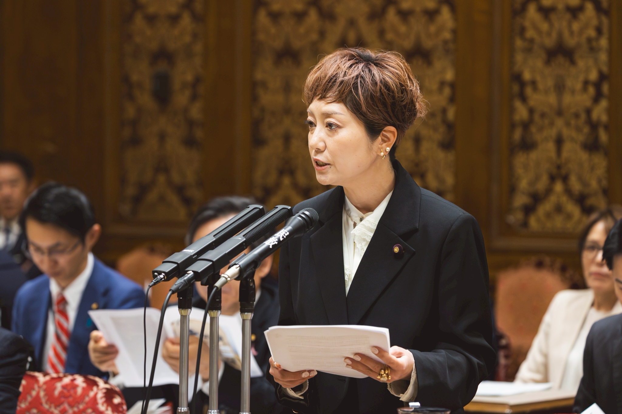 参議院決算委員会で質問する奥田ふみよ議員（れいわ新選組公式サイトより）