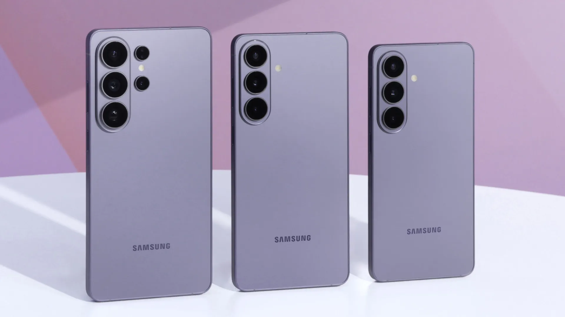 Samsung Galaxy S24, S24 Plus e S24 Ultra em cores lilás sobre fundo rosa