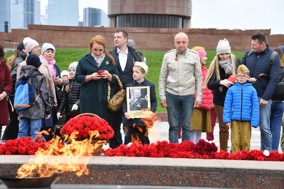 Онлайн-сообщество, празднующее победу