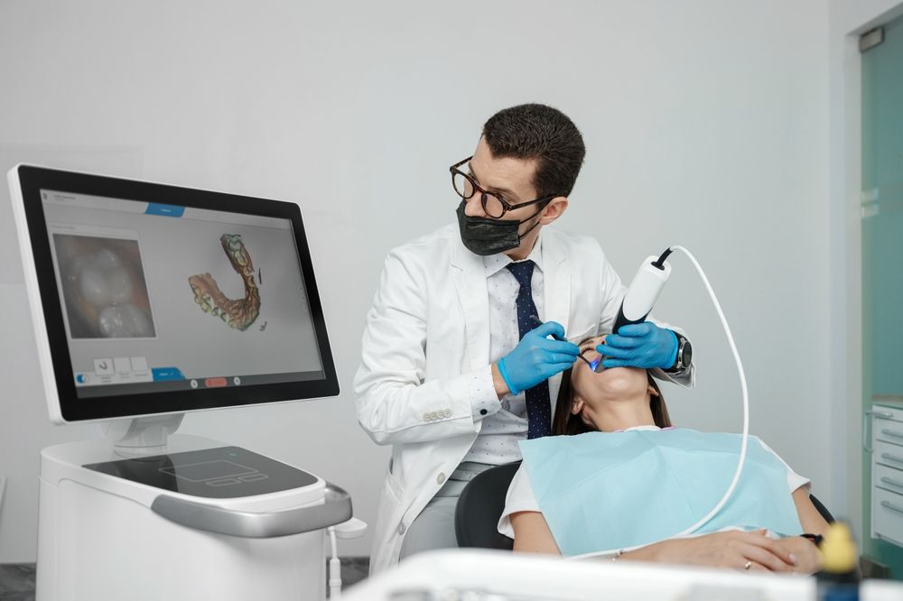 Dentista utilizando escáner intraoral 3D en paciente con visualización digital en pantalla