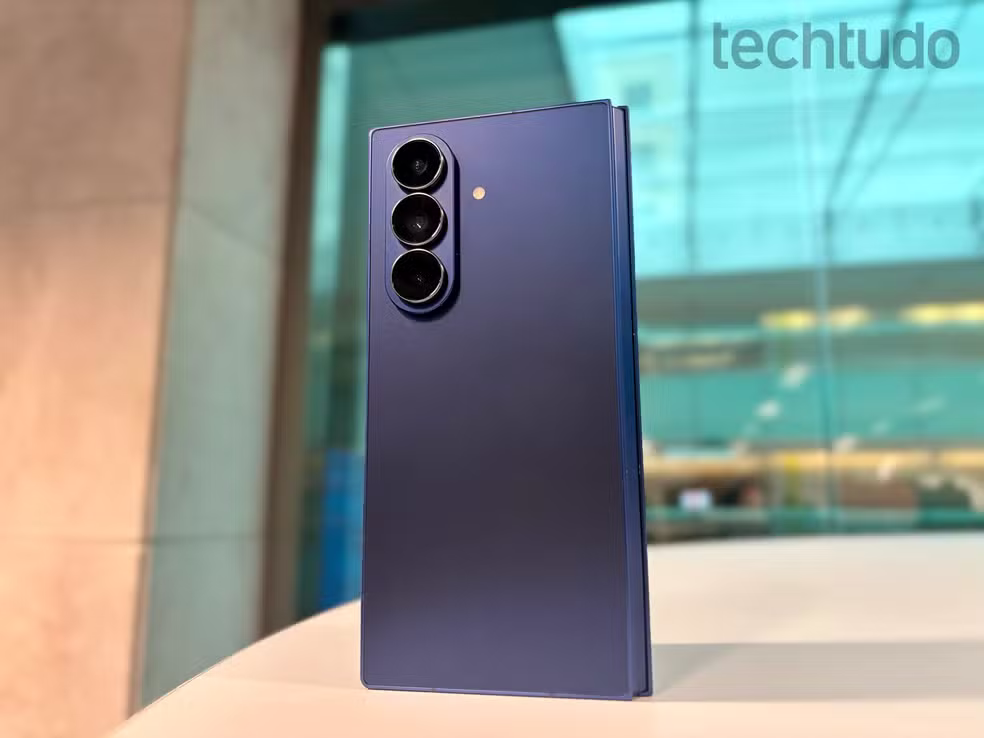 Smartphone dobrável Samsung Galaxy Z Fold em exposição com iluminação colorida