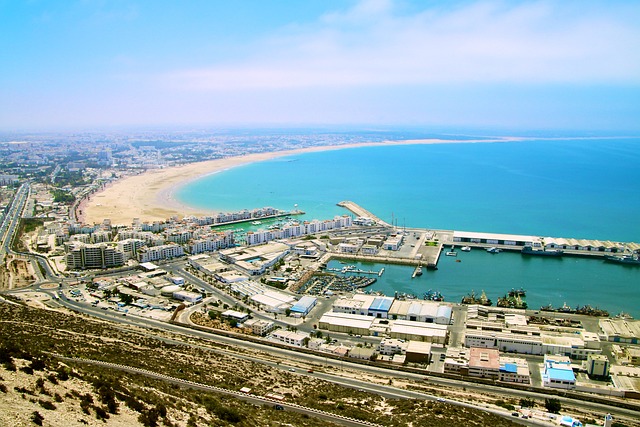Ville côtière marocaine avec plage et océan Atlantique