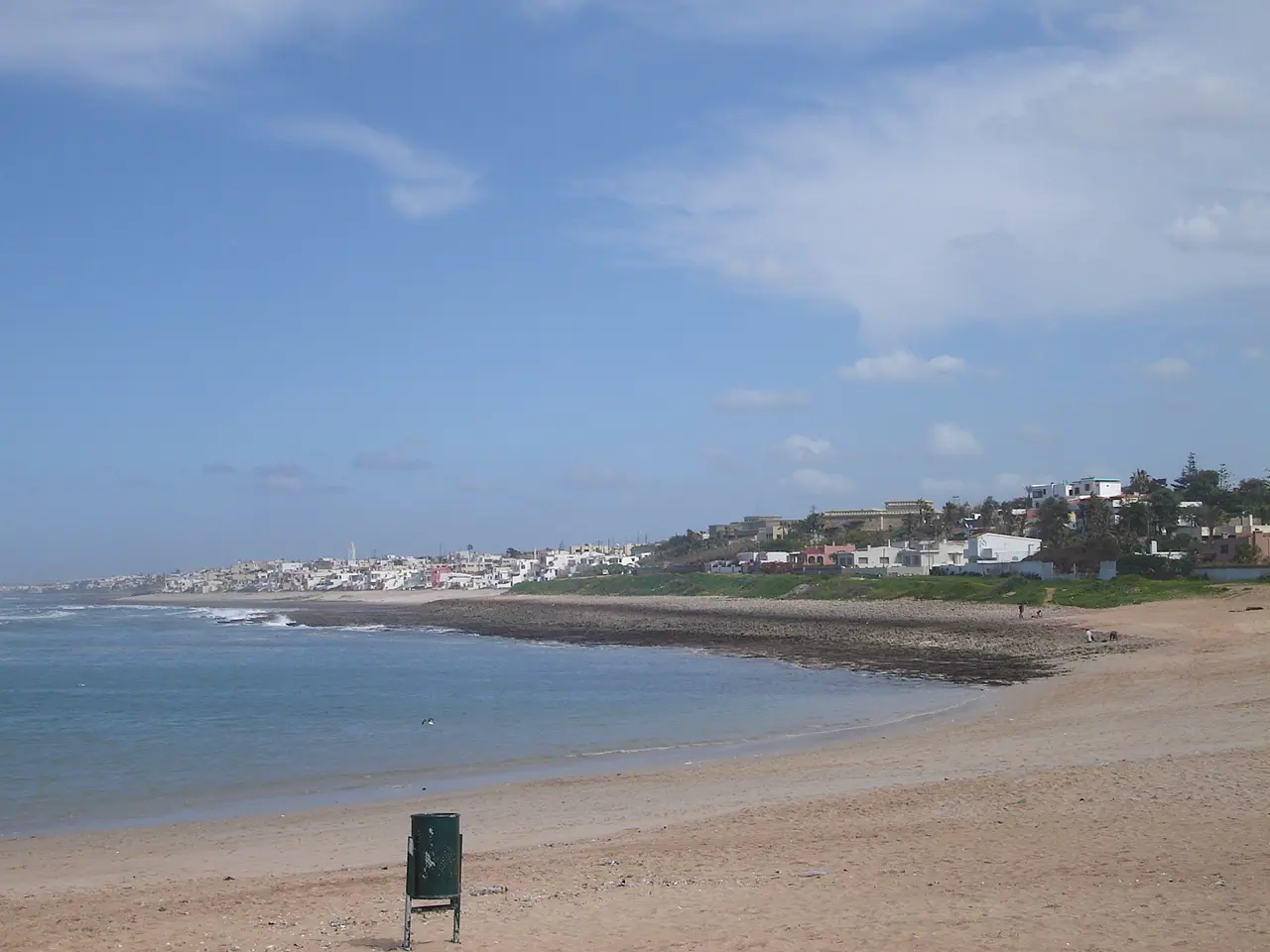 Plage de Témara avec ses eaux turquoises et son sable fin