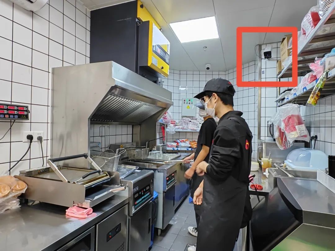 餐厅厨房监控摄像头拍摄的实时画面