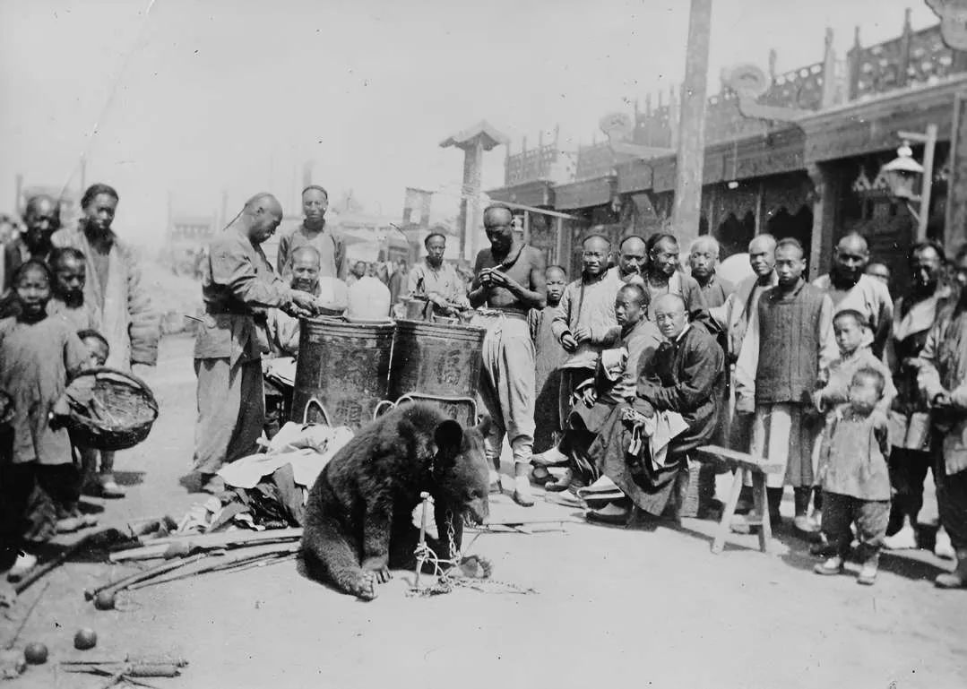 清朝末年街头民众生活场景，反映社会各阶层状态的历史照片