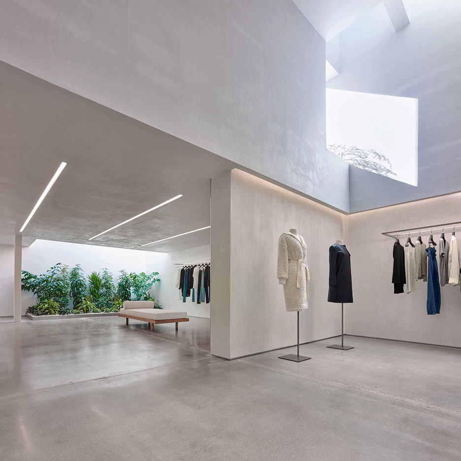 Loja de luxo minimalista com espaço vazio e poucos produtos