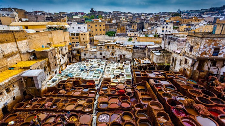 مشاهد الدباغة التقليدية في فاس تحت سماء ملبدة