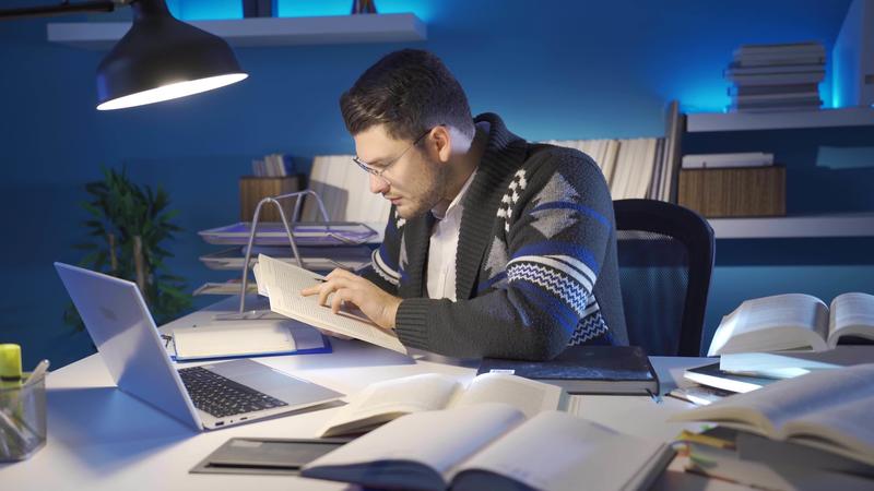 Escritorio de investigador con libros y computadora