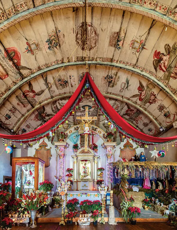 Interior de iglesia tradicional de Michoacán con artesonado pintado