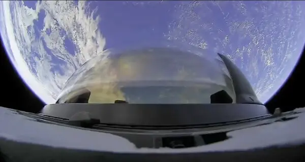 Vista da Terra do espaço pela cúpula da Crew Dragon da SpaceX