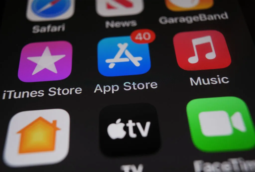 iPhone主屏幕展示App Store与各类AI应用图标