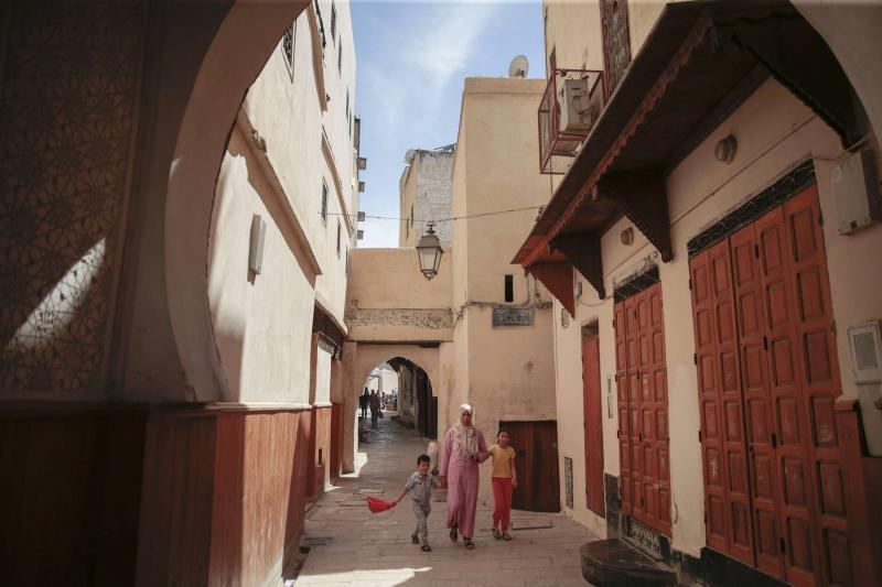 زقاق ضيق في المدينة العتيقة لفاس