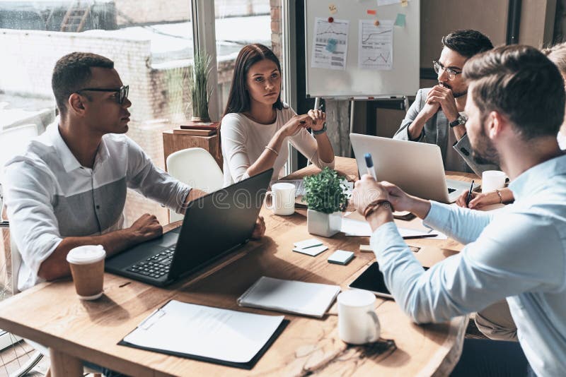 Diverse team meeting in a US workplace