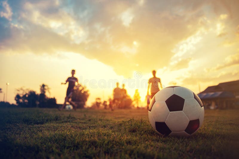 Jovens jogando futebol