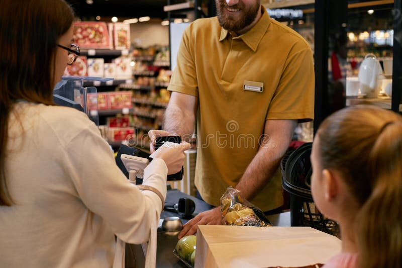 Caixa atendendo cliente no balcão