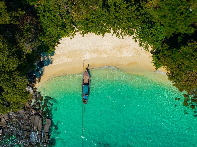 Живописный тропический пляж на Пхукете с традиционной лодкой лонгтейл
