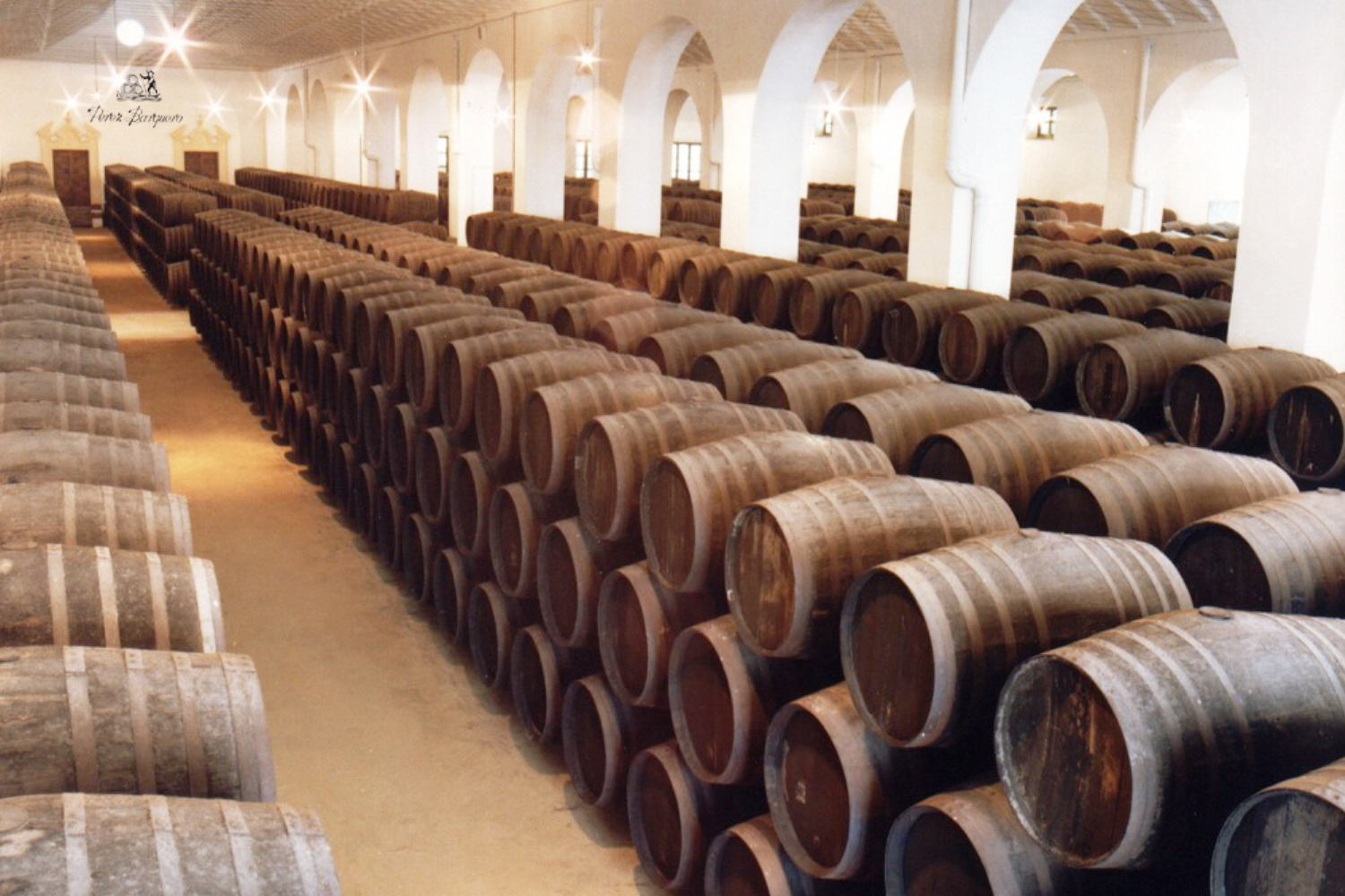 Bodega de Montilla con barricas de vino