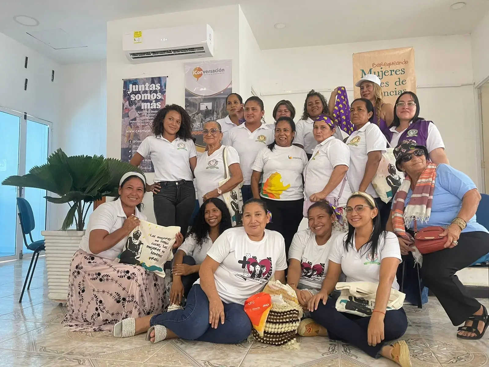 Mujeres colombianas en reunión comunitaria