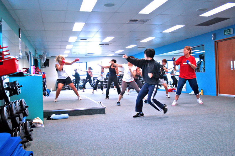 Aula de cardio boxing em academia global