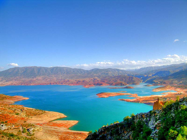 Barrage de Bin el Ouidane avec ses eaux turquoise et montagnes environnantes