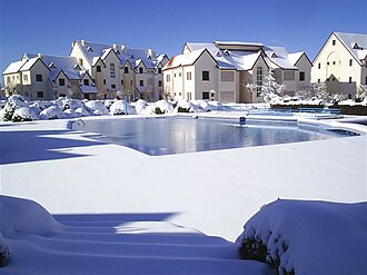 Ifrane sous la neige avec architecture alpine