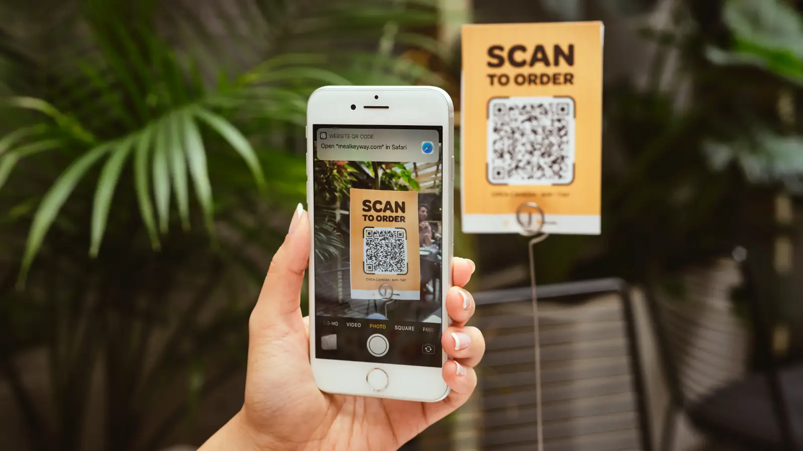 餐厅顾客使用手机扫描二维码点餐