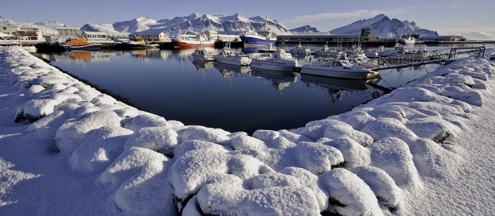 Höfn harbor with Vatnajökull glacier