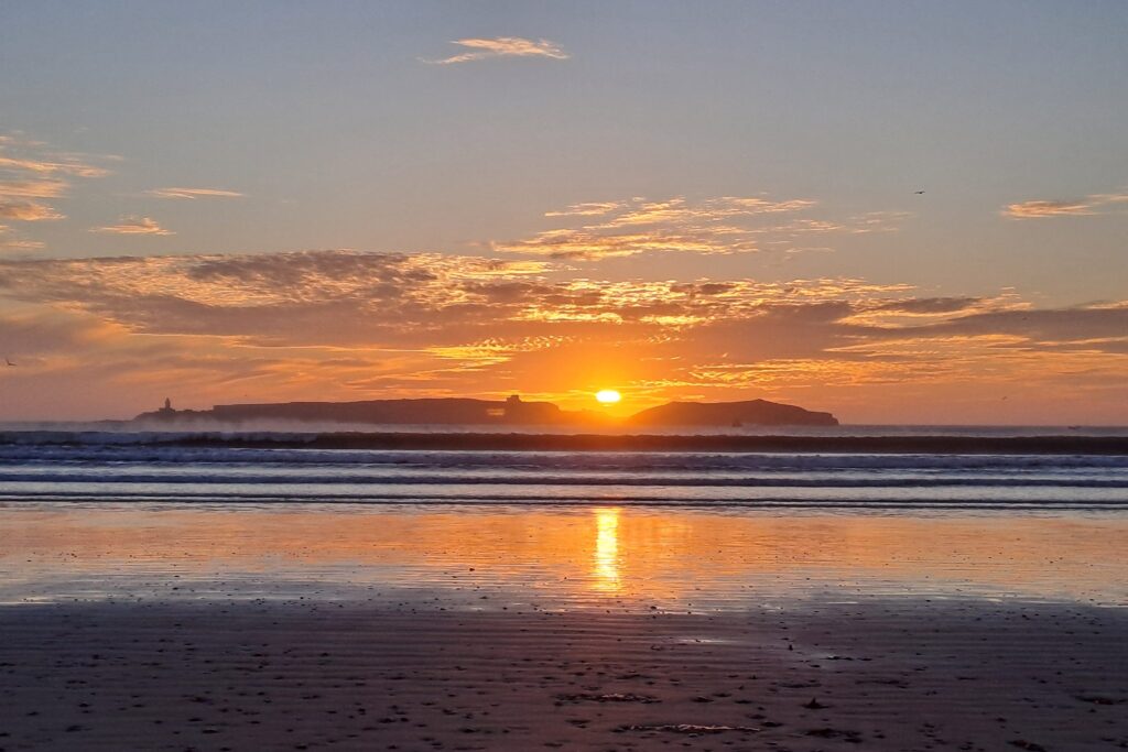 Coucher de soleil spectaculaire sur la plage d'Essaouira