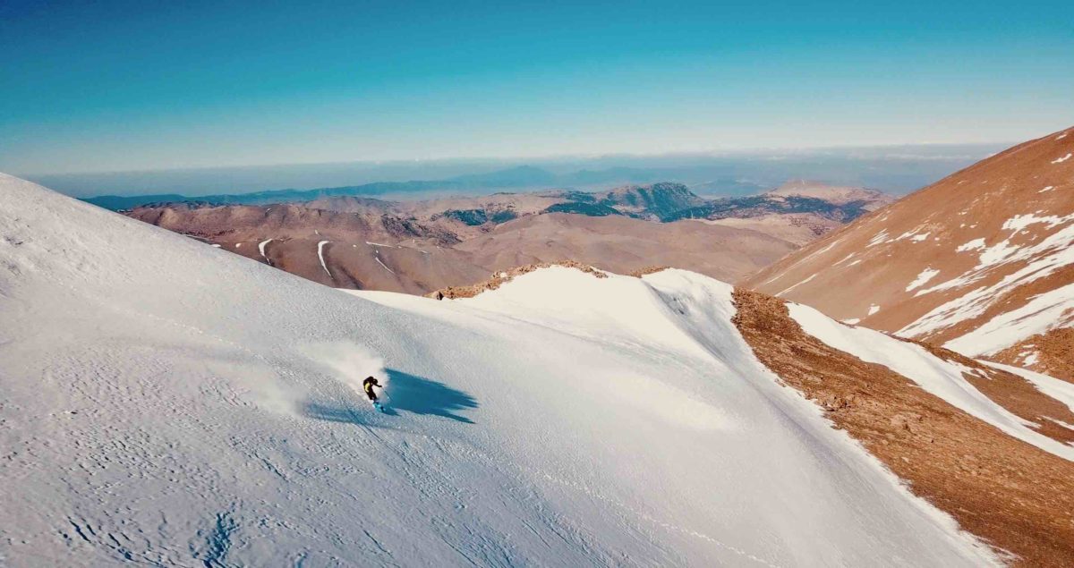 Ski dans les montagnes de l'Atlas au Maroc avec neige et panorama