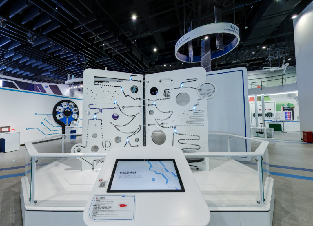 科技馆内部现代建筑和互动展区