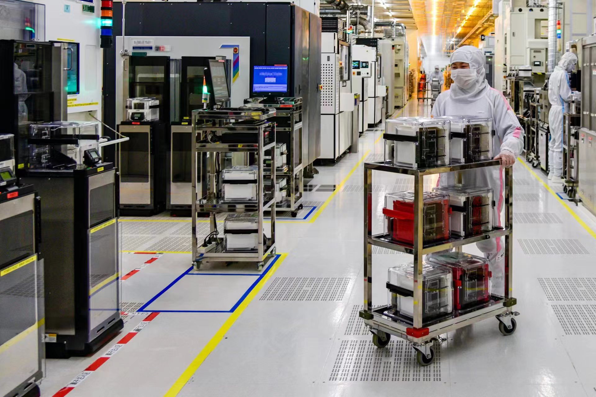 AI芯片制造工厂内部生产线