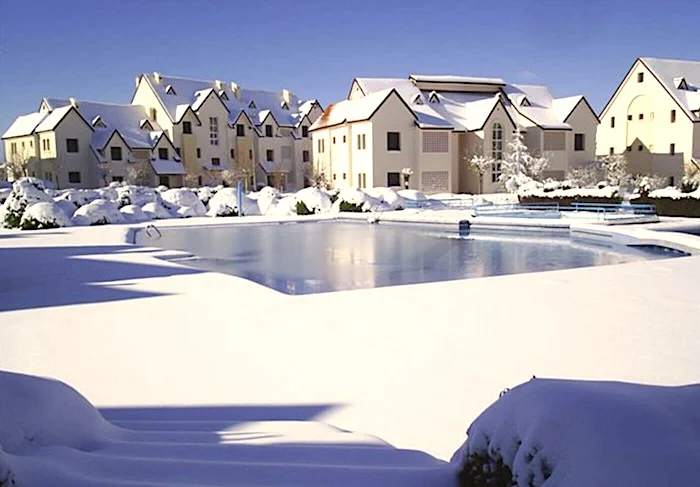Ifrane sous la neige avec ses chalets couverts de blanc