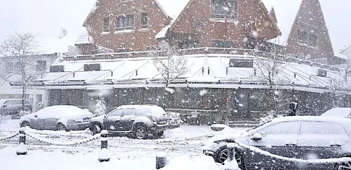 Chutes de neige abondantes à Ifrane recouvrant les rues et voitures