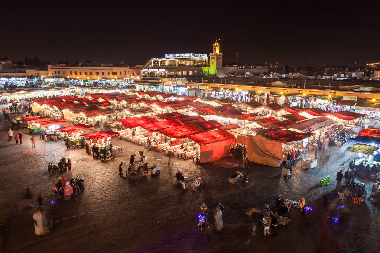 Place Jemaa el-Fnaa de Marrakech la nuit illuminée avec stands et animations