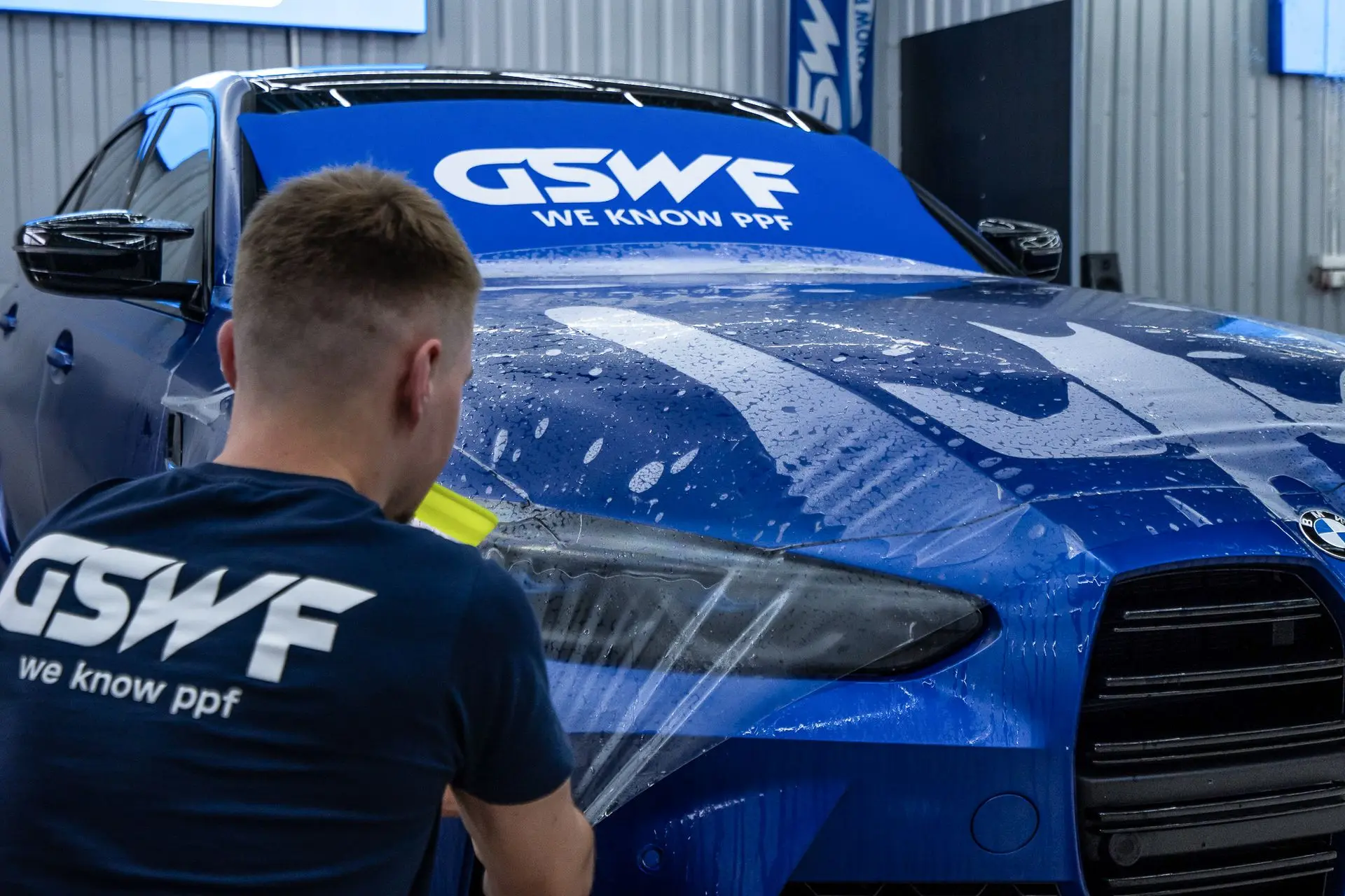 PPF plėvelės klijavimo procesas ant automobilio