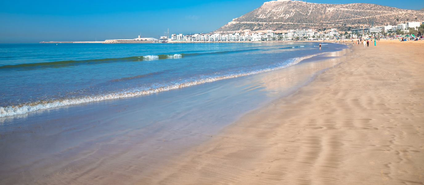 La plage spectaculaire d'Agadir avec ses eaux turquoises