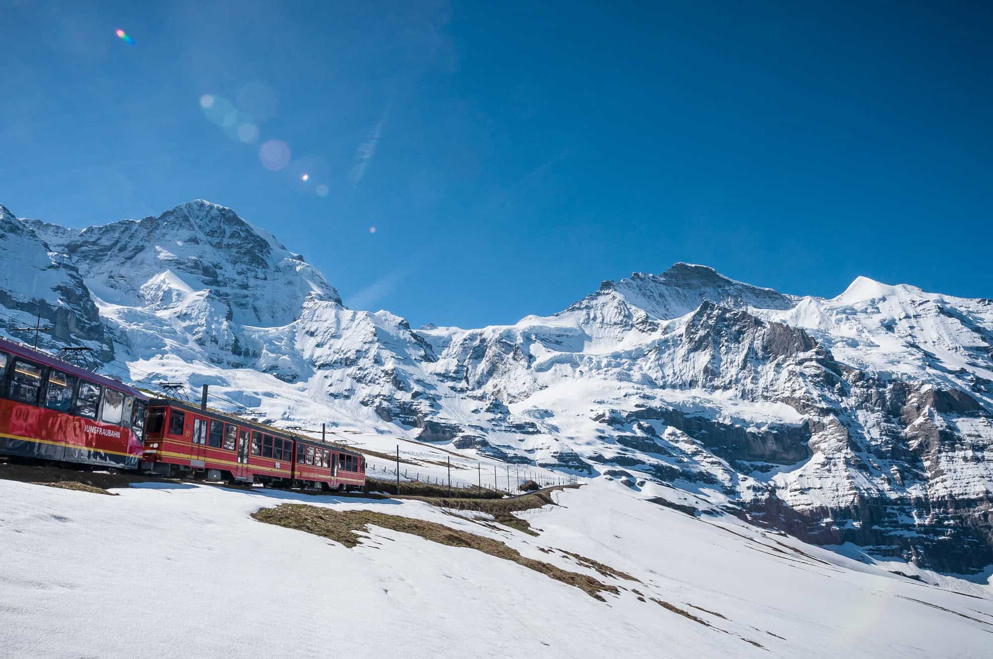 瑞士少女峰雪山顶峰景观