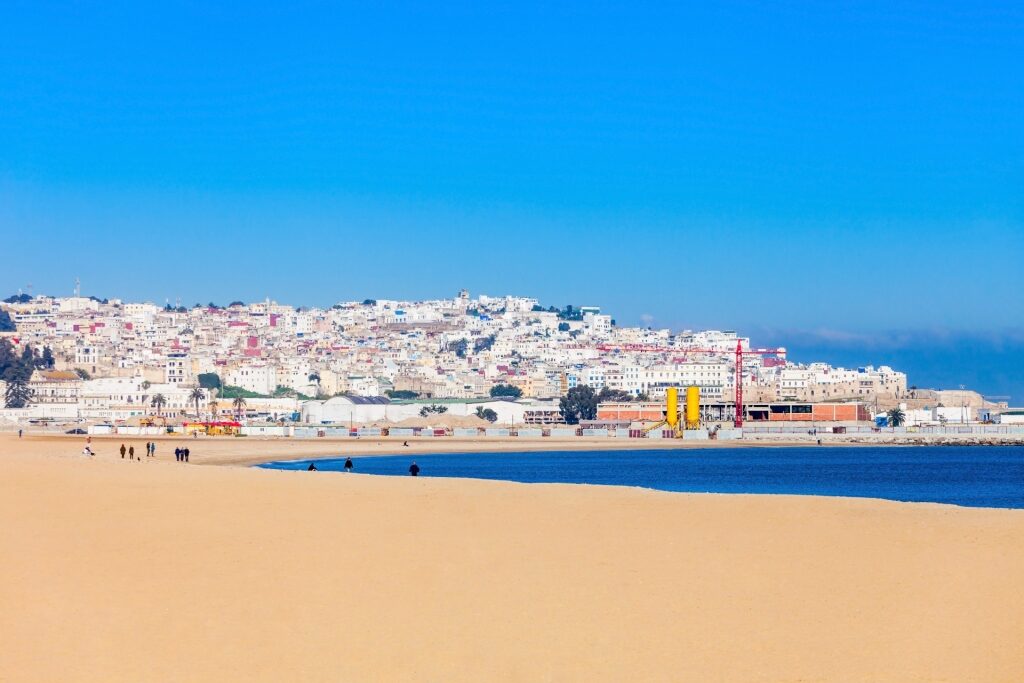 Plage de Casablanca avec la ville blanche en arrière-plan sous un ciel bleu limpide