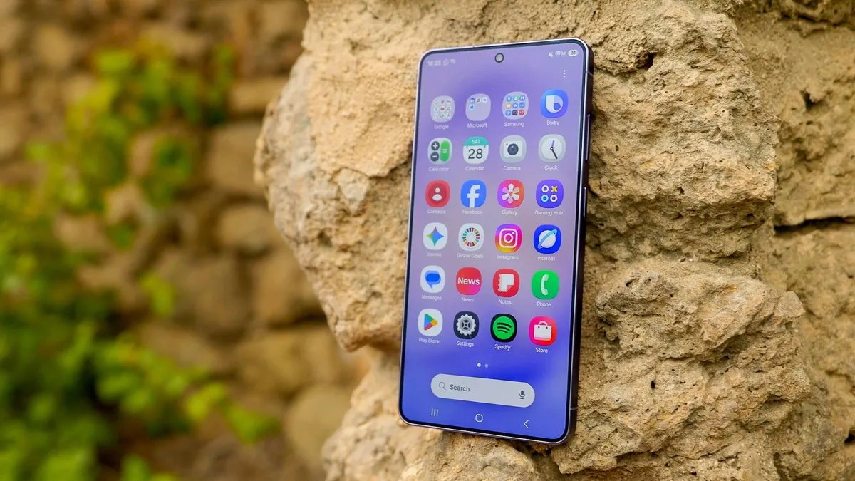 Galaxy S26 Ultra Privacy Display in use
