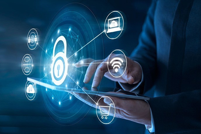 İş liderleri toplantı odasında siber güvenlik sunumu dinlerken