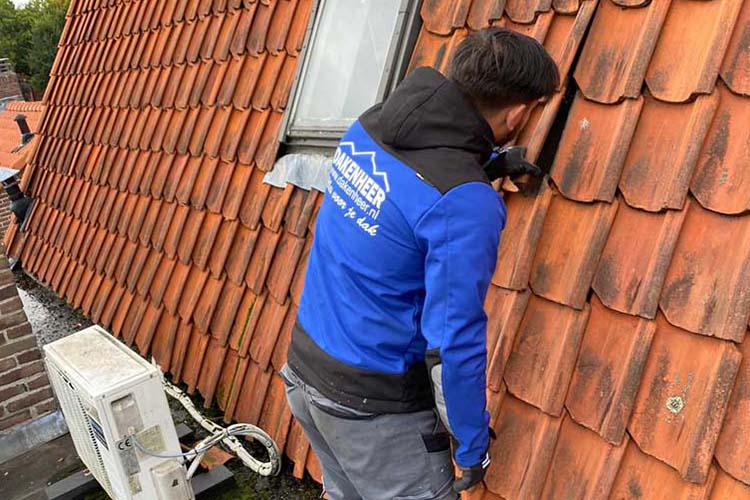Professionele dakdekker aan het werk