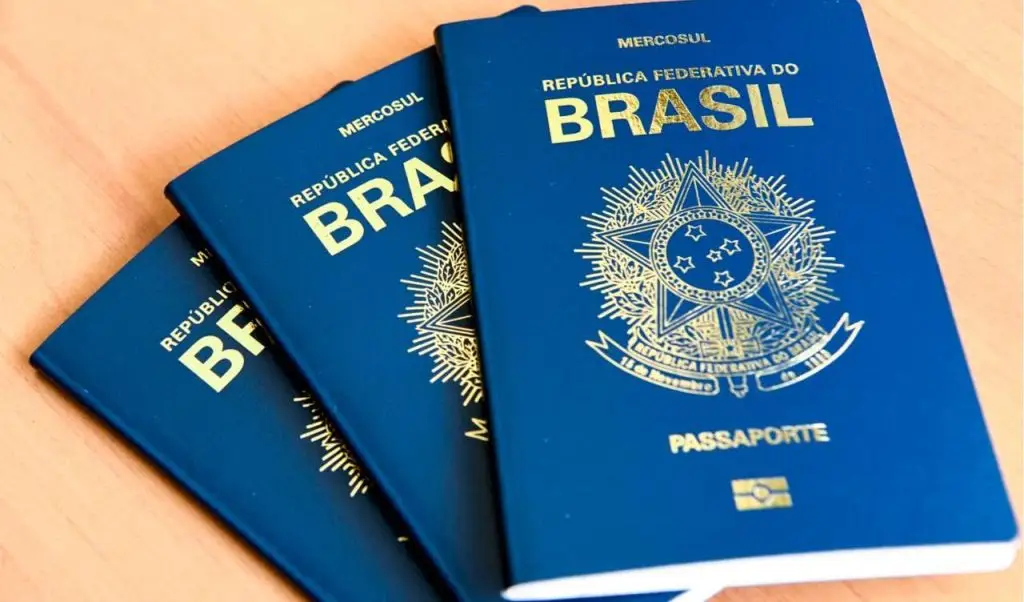 Três passaportes brasileiros sobre superfície clara, simbolizando a cidadania e a mobilidade internacional